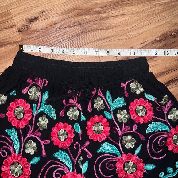 Super Cute Black and Red Floral Print Loose Fitting Shorts Size Small - Picture 4 of 7
